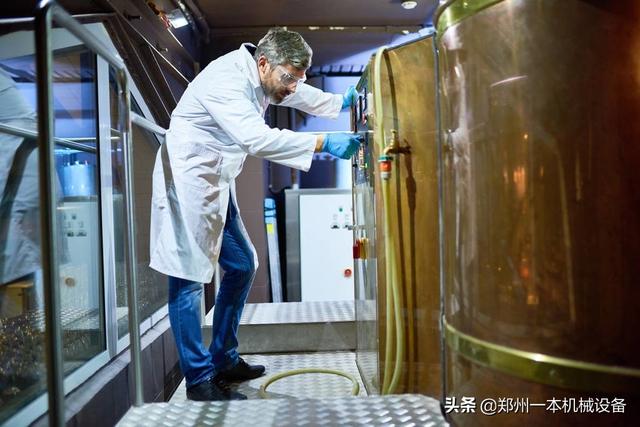 自酿啤酒设备多少钱只找大帝科技低价(一套日产500L的啤酒设备如何配置)