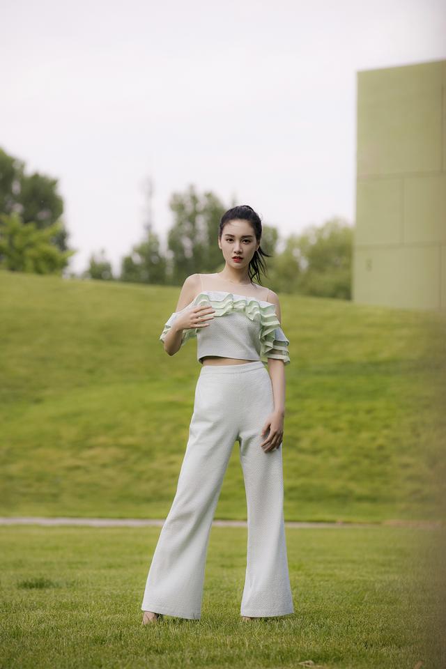 程砚秋女演员(演员程砚秋曝夏日清凉写真，薄荷绿穿搭演绎柔美干练风)