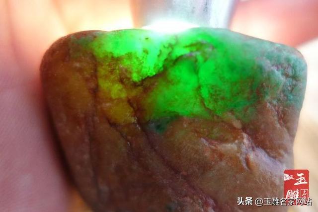 怎么鉴定玉是真是假(真玉跟假玉灯下区别是什么？打灯观察玉石真假)