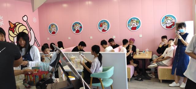 开个奶茶店要多少成本费用(为什么开家奶茶店都要几十万？)