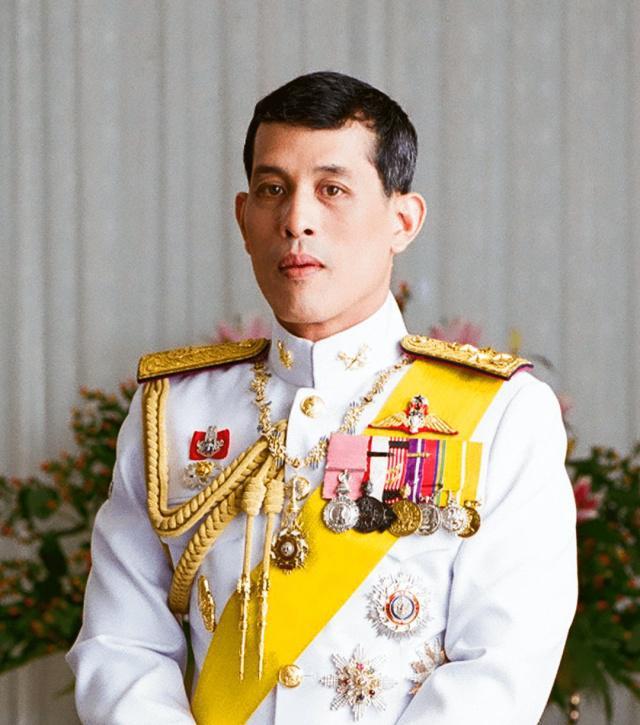 泰国国王拉玛十世(拉玛十世是真龙天子，不许女人骑在自己头上，谁强势就打压谁)