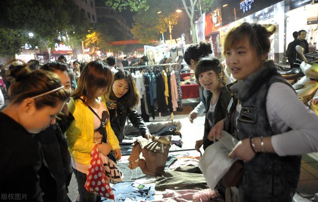 如何做服装生意(别瞧不起小生意！女大学生摆摊卖衣服，7天盈利3万块钱，学学方法)