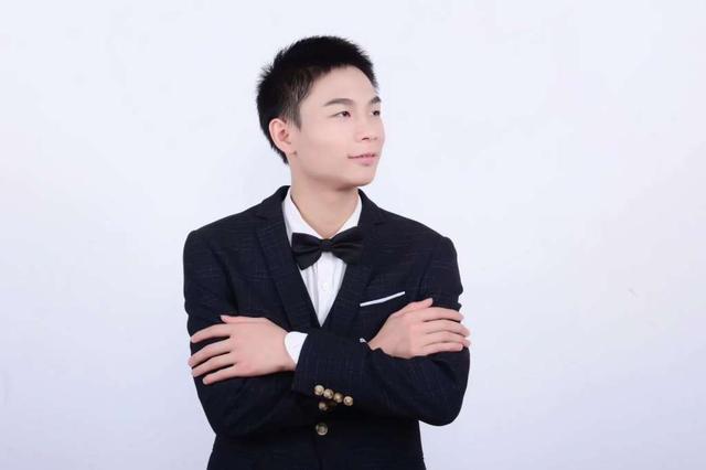 李青原唱歌曲(双胞胎兄弟李松 歌曲《我是个没用的男人》荣获网络人气飙升)