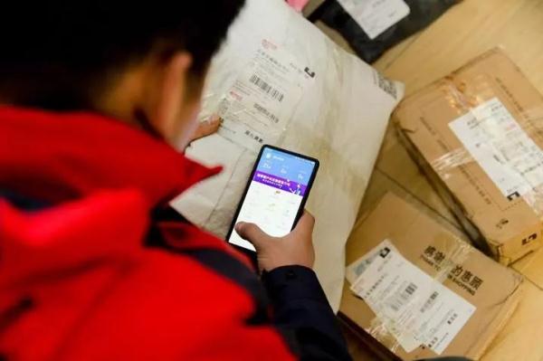 快递下单上门取件(2小时上门取件覆盖284城 快递小哥月入万元成“新常态”)