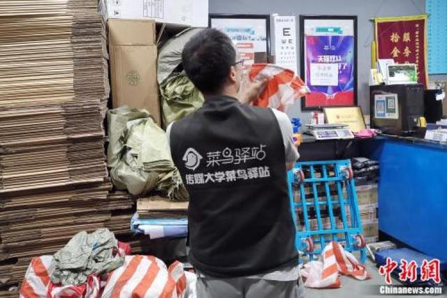 顺丰大件怎么收费标准(同学寄600斤重行李回家，快递小哥：坑了我)