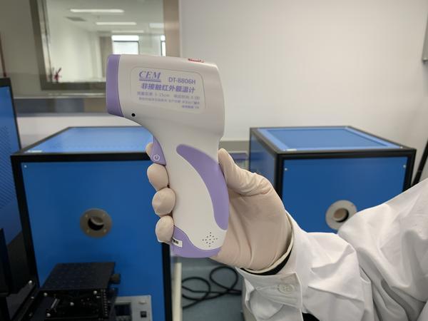 医用电子体温计怎么用(体温枪怎么正确使用？听我省权威专家支招)