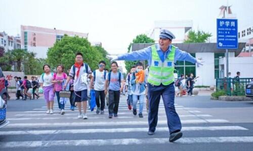 微信运动的16000步是多少公里(连云港灌云一名辅警“微信运动”晒出的担当)