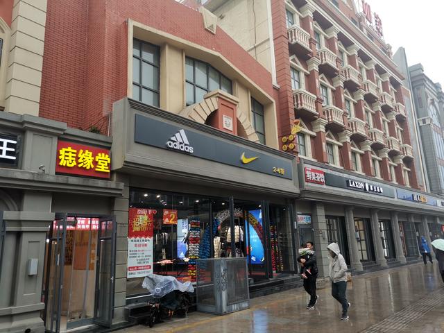 品牌折扣店是正品吗(假货当成正品买、和执法人员躲猫猫，这家adidas nike折扣店什么打了“折扣”?)