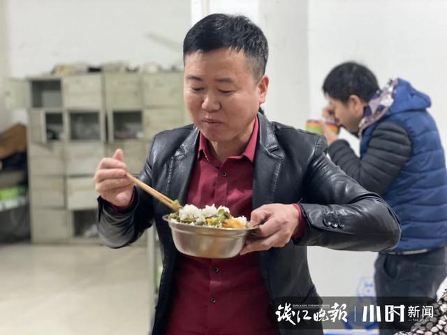 杭州服装加工厂找订单(超忙！服装厂工人月入过万还招不到人，最近杭州余杭乔司小老板订单接不完)