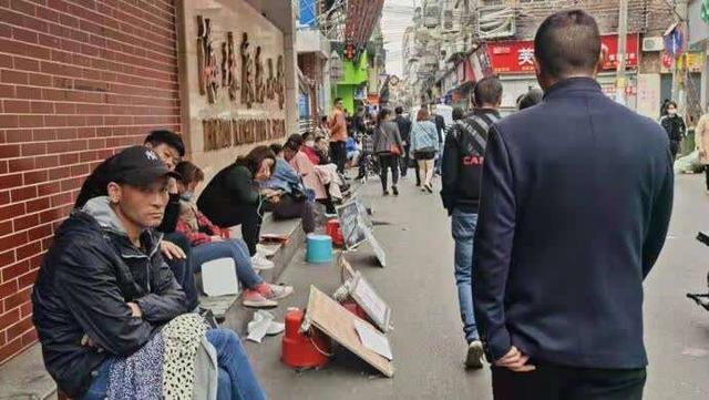 广州服装加工厂找客户(老板站街排队两公里让工人挑，广州制衣厂“高薪招工难”，真相是啥？)