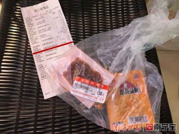 举报超市过期食品(南宁一市民投诉买到过期食品，超市：知道是过期食品你还买……)