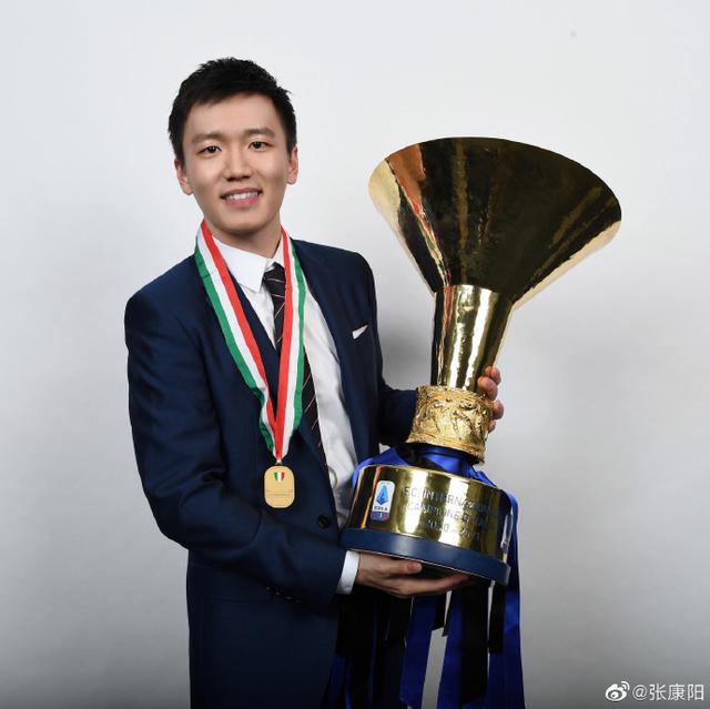 张康阳微博号(张康阳微博晒手捧意甲联赛冠军奖杯的照片：我们是冠军)
