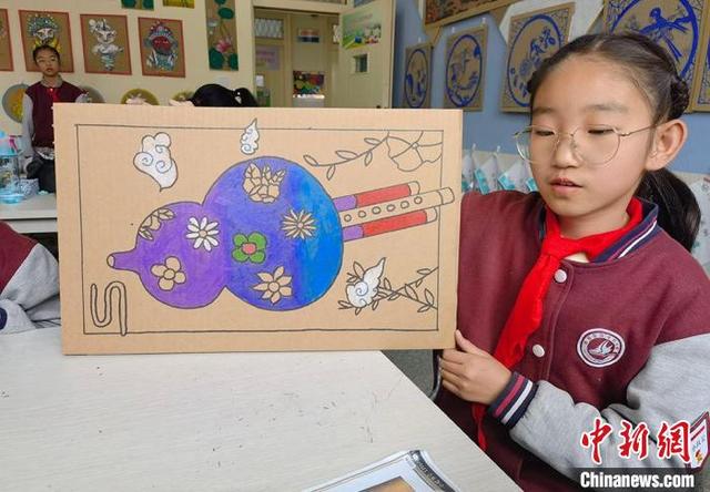 民族工艺品简易制作(甘肃白银小学生“变废为宝”用纸板“刻画”民族情)