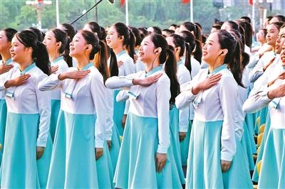 精品女装图片(揭秘庆祝大会献词和合唱人员服装设计 五百套样衣中精选14款)