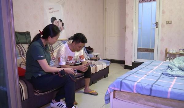 网上炒外汇平台下载(跟着“妹妹的男友”炒外汇，小伙25万元全没了……)