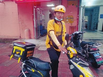 在学校送外卖赚钱吗(暑假里大学生兼职外卖骑手 体验打工生活的苦与乐)