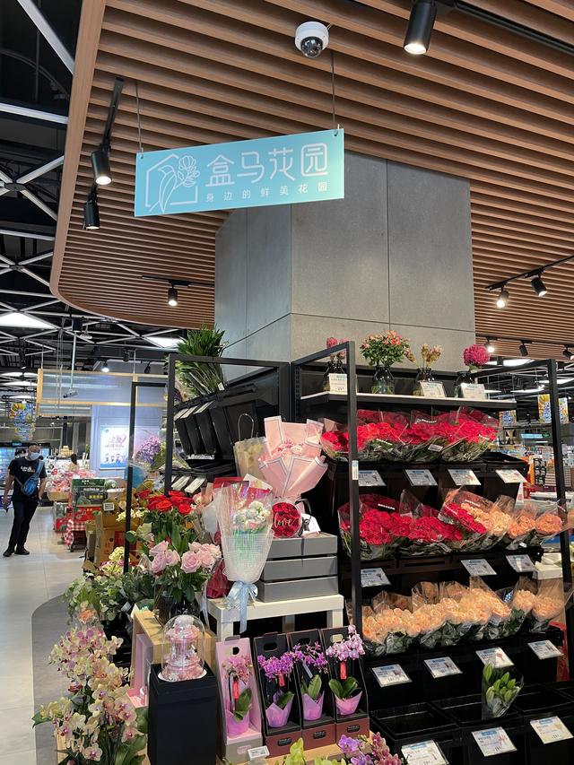 鲜花外卖平台有哪些(白菜价vs仪式感：生鲜零售跨界鲜花电商“悦己消费”二次风口势不可挡？)