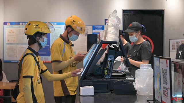 外卖员可以兼职吗(数万大学生暑期兼职送外卖：这个站点三分之一骑手是大学生，有人一个多月挣了上万元)