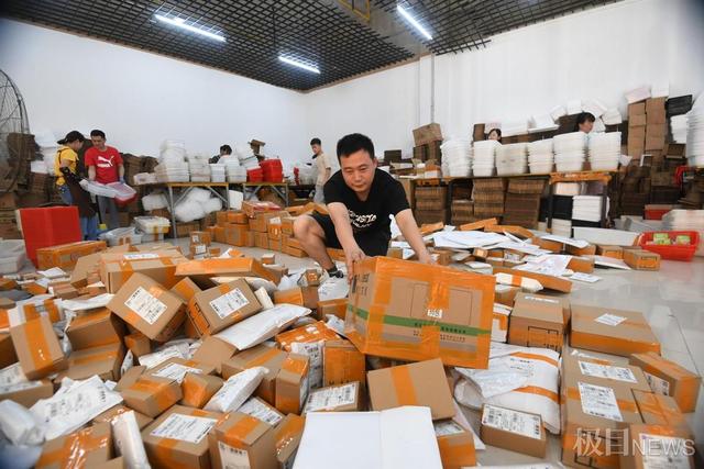 寄快递多少钱一件(多家快递公司将每票上调0.1元末端派件费，每月或为快递员增收数百元)