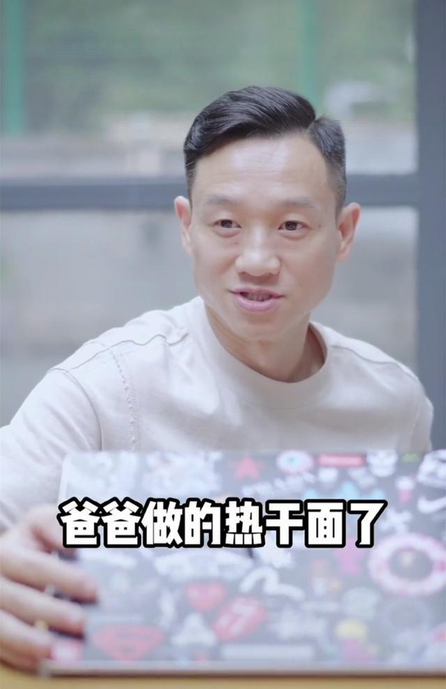 杨阳洋长大以后的照片(杨威晒儿子视频，杨阳洋身高腿长吸睛，说话低音炮迷人，萌娃长大了)