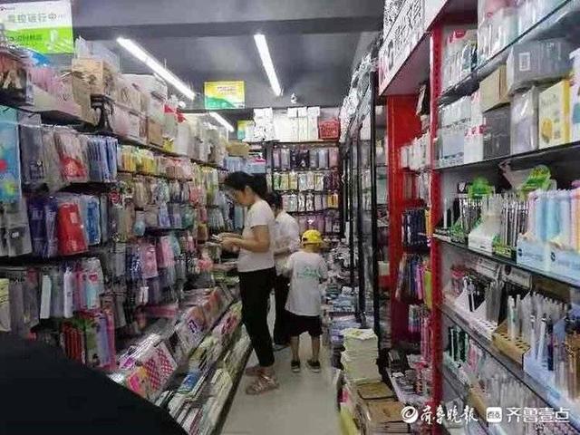 文具店生意好做吗 学校附近(拿着清单买，一样不能少！开学在即文具店生意火爆，包书皮走俏)
