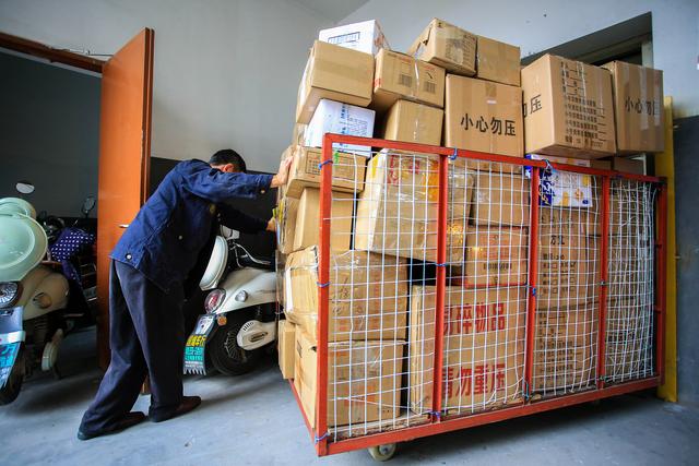圆通首重和续重是什么意思(六大快递巨头集体涨派费首日，小哥无感：涨一毛，罚一百，有意思吗？)