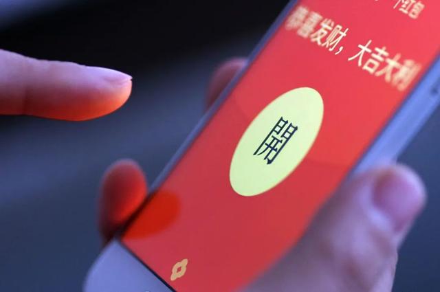 微信红包能退回给对方吗(女子给男友微信转57万红包，分手后一半都要不回来！法院：这类红包是无偿赠与)