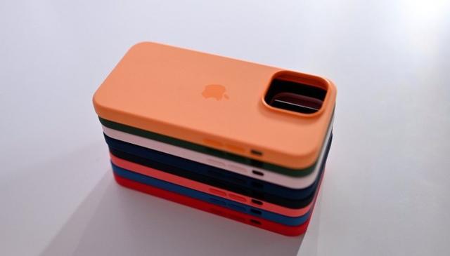 苹果官网手机壳硅胶套(iPhone 13 Pro官方硅胶保护壳上手：8种颜色一起开箱)