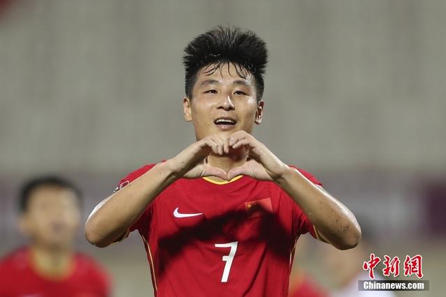 国足图片(12强赛首胜！国足3:2击败越南 武磊补时绝杀)