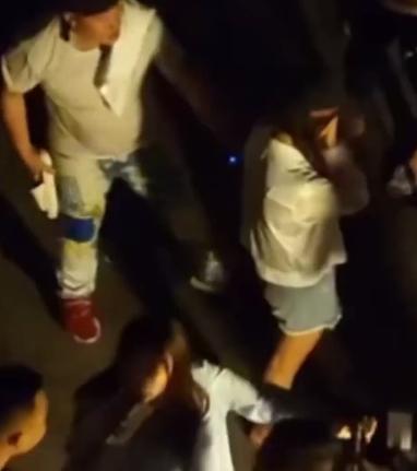 直播惩罚小游戏有哪些(央视网：打滚、打屁股、淋洗脚水……低俗直播，不堪入目)