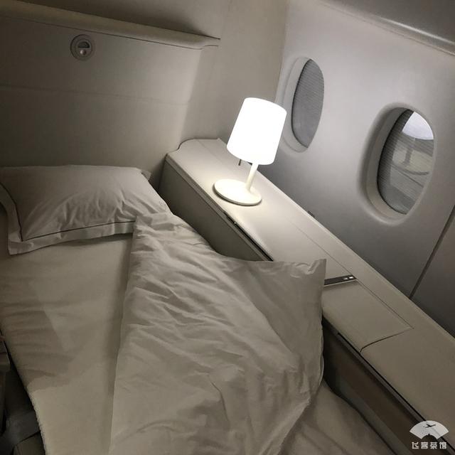 头等舱的机票(五六万飞一趟法国航空波音777头等舱值不值？看看座椅和餐食再说)