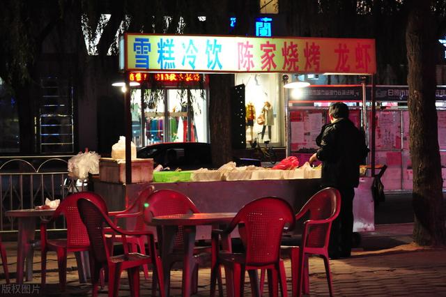 烧烤利润分析(“0利润卖烧烤”，一年赚127万，钱从哪变出来的？)