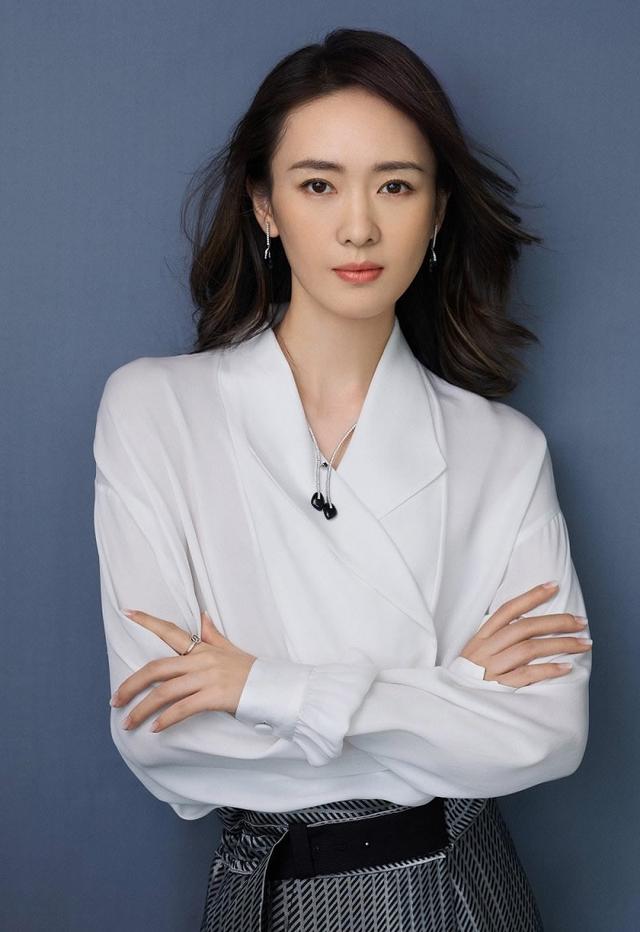 armani是什么牌子手表(阿玛尼是什么档次的牌子？男装女装皮具是顶级的，手表则是中档的)