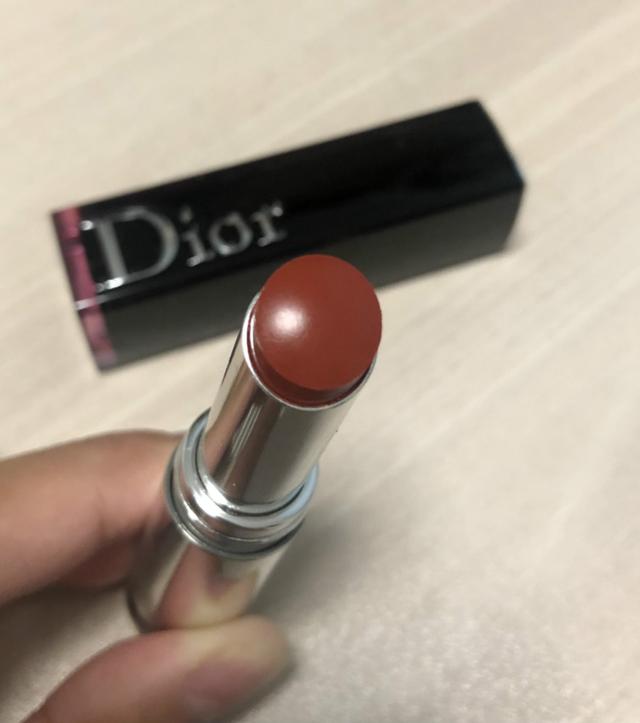迪奥740口红(迪奥的唇膏好用吗，Dior迪奥漆光黑管740口红试用体验)