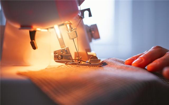 我想开个小型加工厂,不知道什么挣钱(投资5万元以内的加工厂，有哪些项目，可以做到一年收入几十万？)