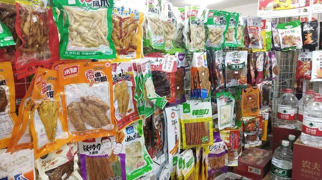 重庆开个便利店需要多少钱(重庆大爷开超市，利用“一桶桶装水”，月盈利12万，你也可以)