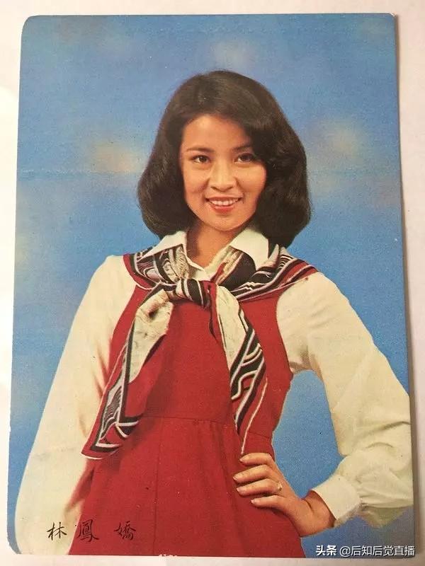 成龙妻子林凤娇的照片(成龙的妻子林凤娇年轻时最好看的照片欣赏，娴静端庄淳朴美丽)