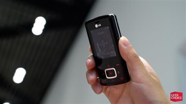 lg棒棒糖翻盖手机多少钱(LG“一碰你就脸红”的巧克力手机：13年后依旧让人心动)