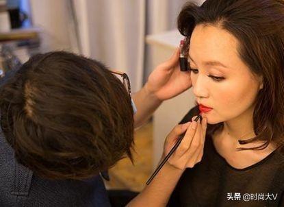 散粉怎么用不卡粉(散粉怎么刷，才不易“浮粉”？这3点要掌握好！用错了油腻又显脏)
