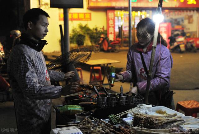 烧烤成本与利润多少(夫妻俩开烧烤店，“烧烤免费不要钱”，三个月获利67万，值得借鉴)