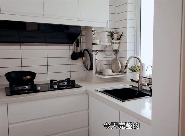 白色背景正方形(4㎡小厨房纯白设计，正方形的空间收纳井井有条，网友：太牛了)