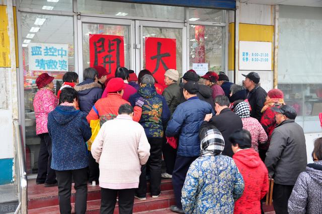 超市最赚钱的商品(河南大妈开超市利用“一个袋子”，一年盈利140万，你可以学学)