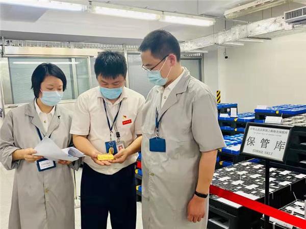 上海保税区仓库(保税仓库库存黄金面临超期存放问题，上海海关帮助办理“加时”手续)