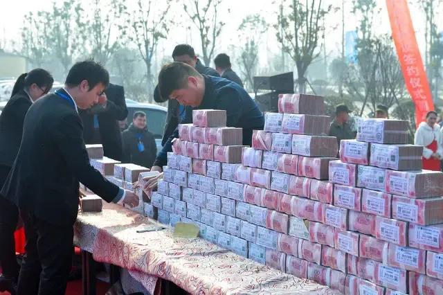 存10亿一年利息多少钱(假如10亿现金存银行，行长会开出什么条件？)