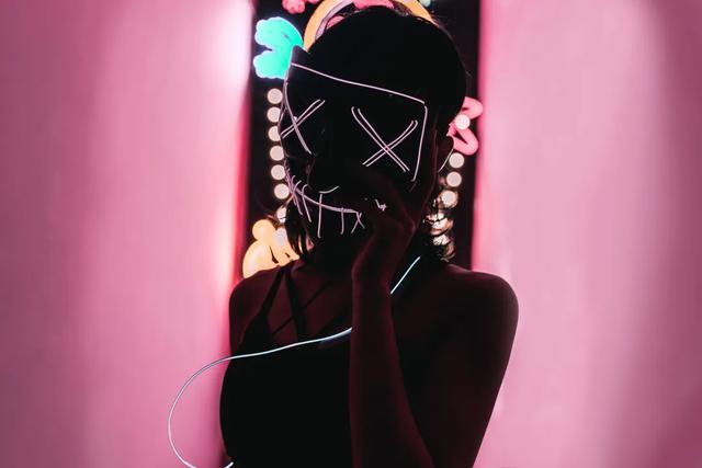 抖音是谁的创始人投资人(“虎口夺食”全球下载量突破20亿次，抖音一路狂奔的“发家史”)