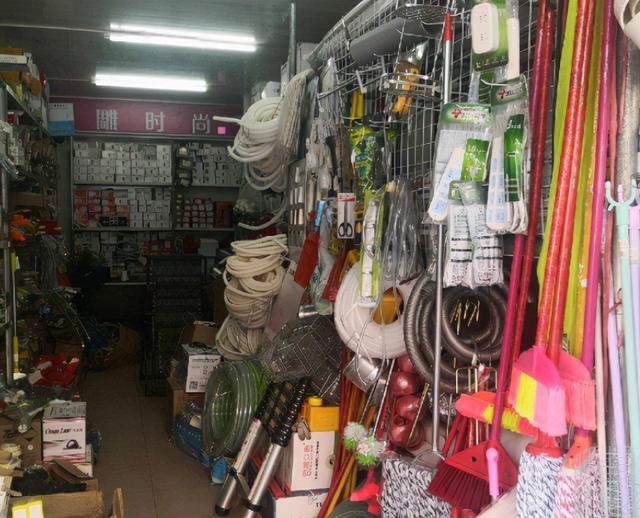 开五金店利润有多少(街边的五金店极少看到有人买东西，为什么不倒闭还能年赚几十万？)