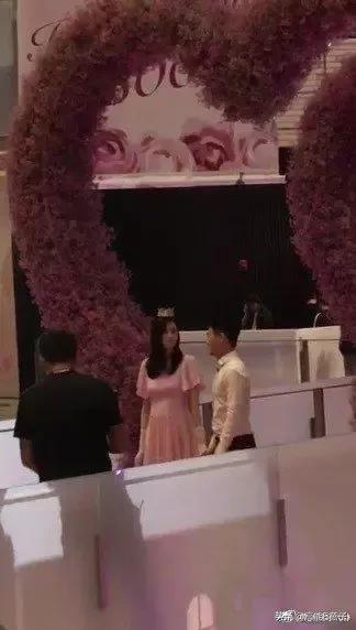 淘宝怎么看花了多少钱(奚梦瑶何猷君典礼上99999朵玫瑰居然是塑料花？淘宝售价1.59元)