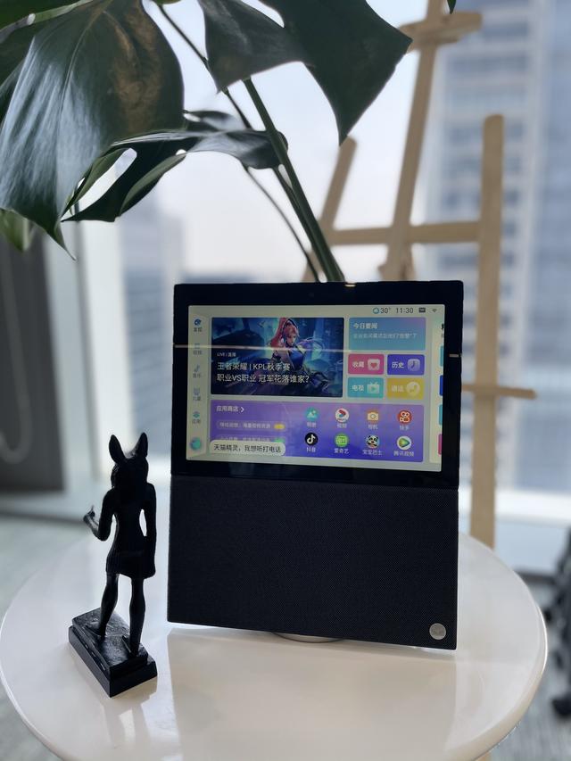 天猫精灵联网设置(天猫精灵V10评测：一块可以陪伴老人孩子的智慧大屏幕)