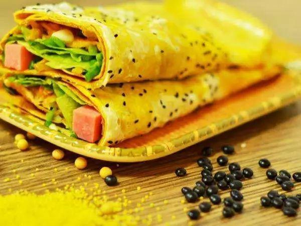 鸡蛋灌饼利润分析(毛利率60%以上，1个煎饼摊究竟可以月赚多少？)