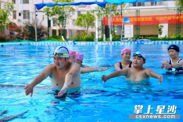 游泳馆投资多少钱(投资两百余万元！“90后”大学生辞职回乡创办游泳馆)